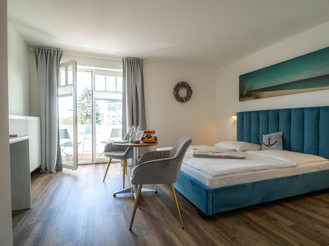 Modernes Zimmer im Hotel meerblau mit Balkon und maritimer Einrichtung