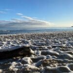 Verschneiter Strand in Sellin auf Rügen mit Blick auf die Ostsee