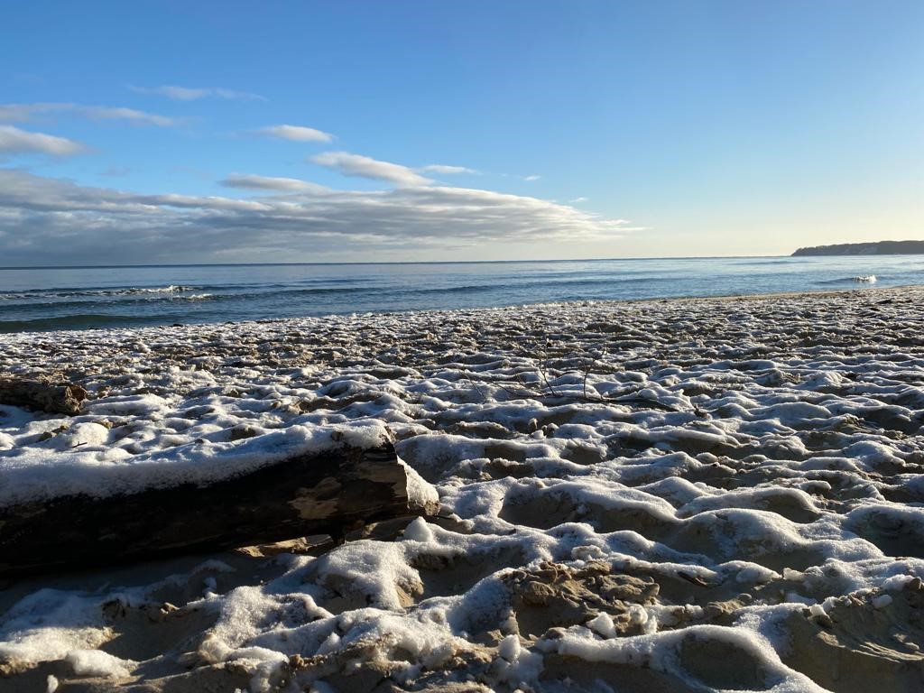 Verschneiter Strand in Sellin auf Rügen mit Blick auf die Ostsee
