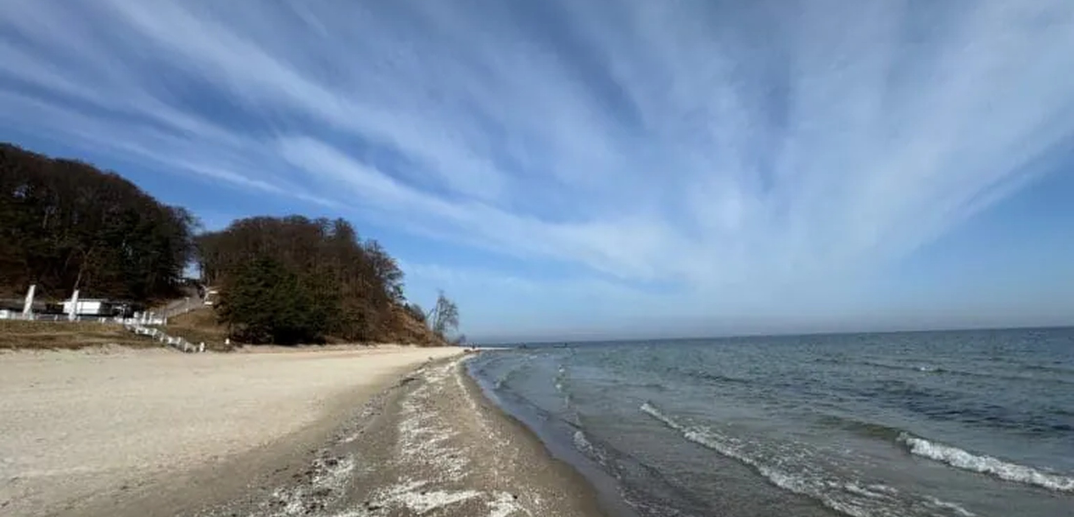 Weiter Strand und klare Ostsee auf Rügen