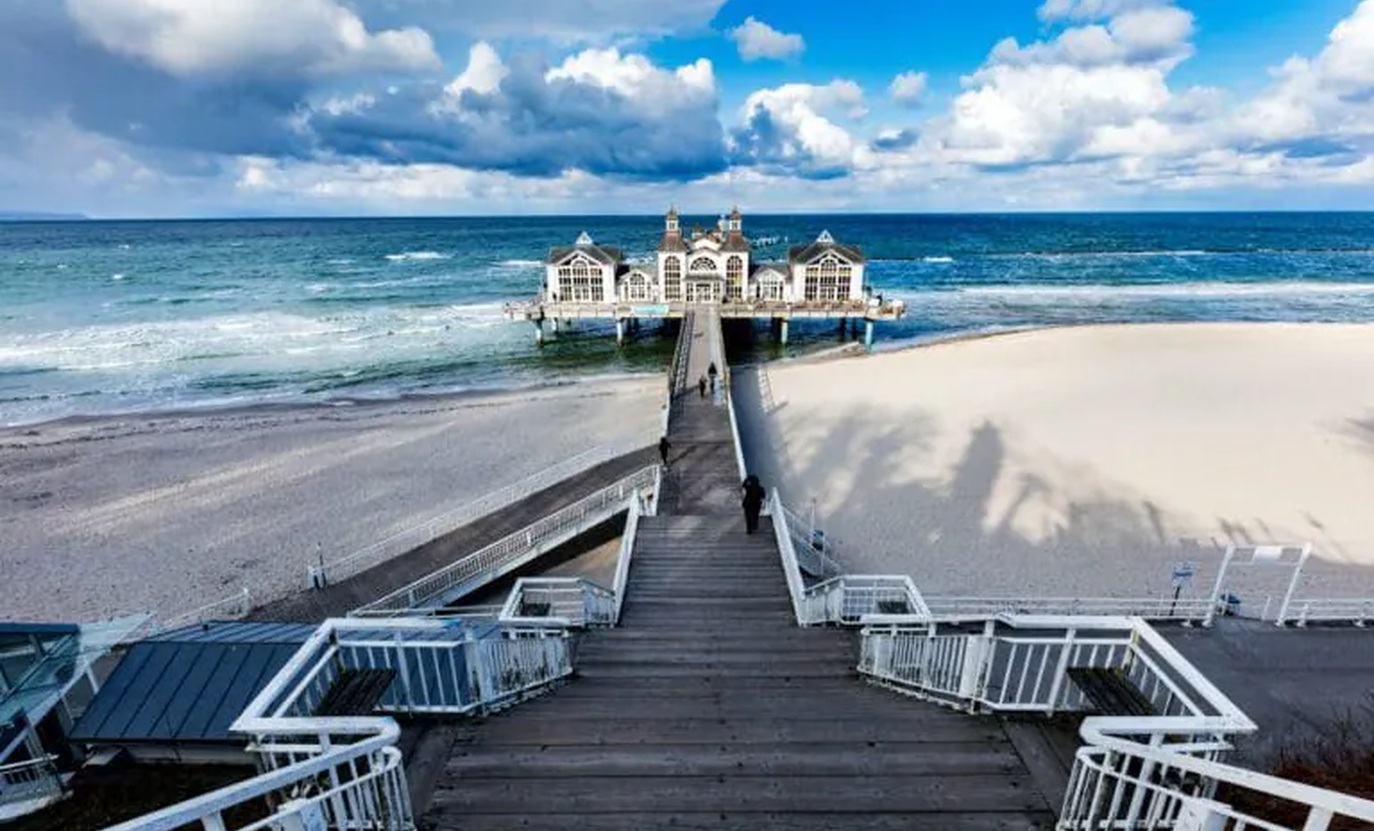 Selliner Seebrücke und Ostsee im Frühling