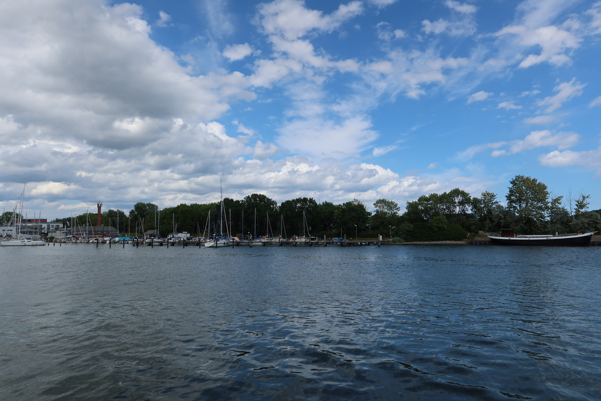 Hafen Lauterbach und die grüne Mole, vom Wasser aus gesehen