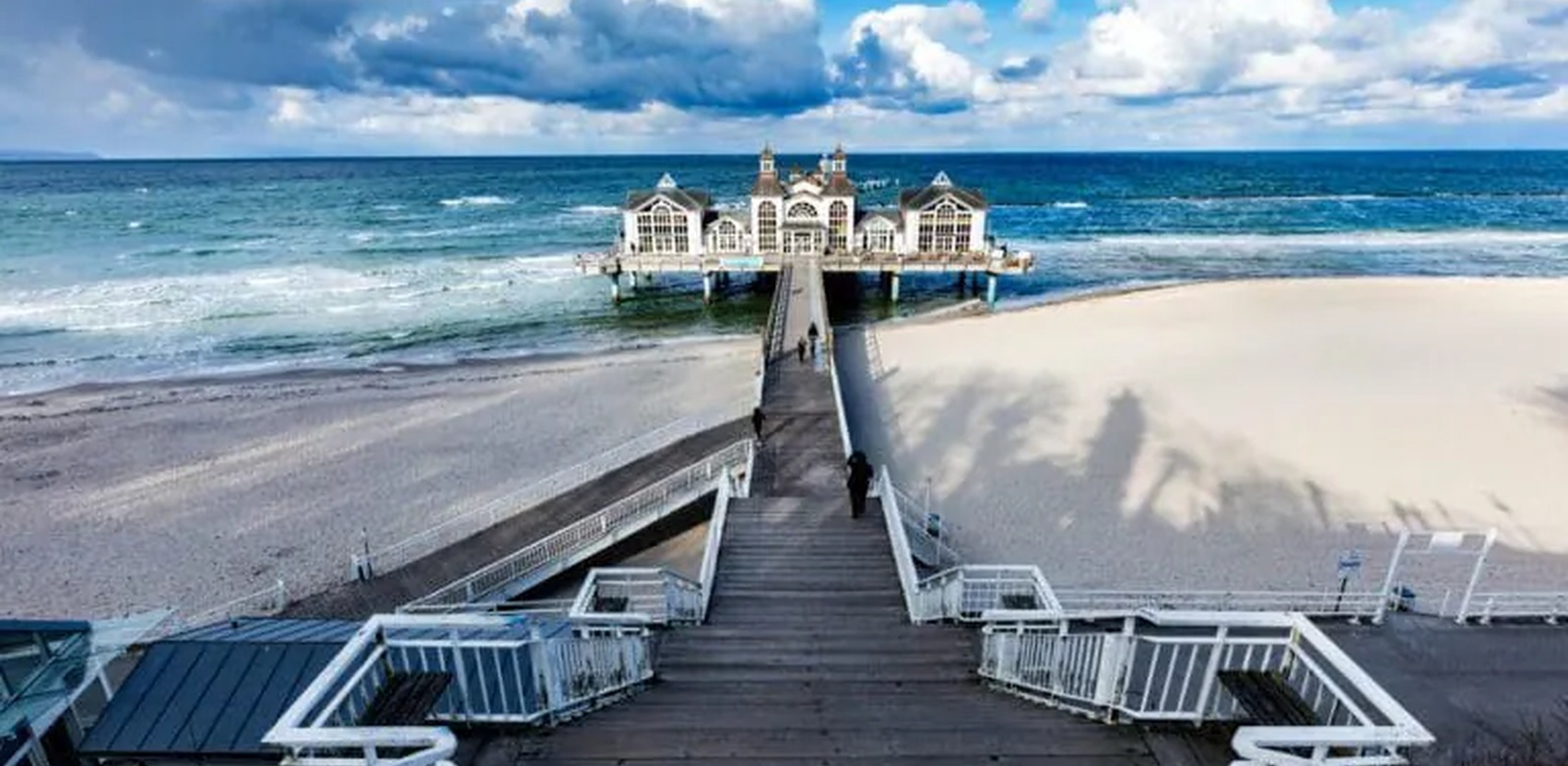 Selliner Seebrücke und Hauptstrand im Sommer