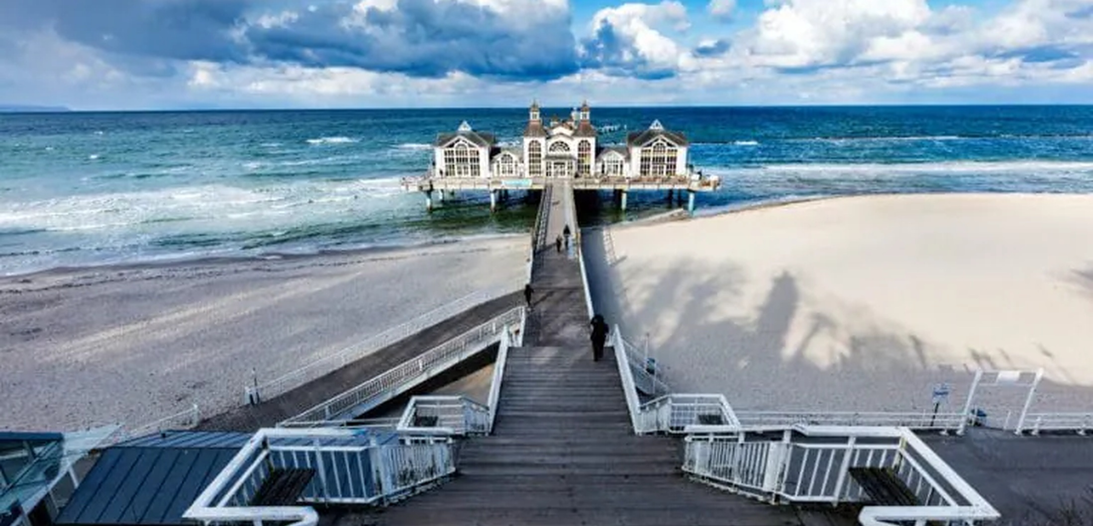 Selliner Seebrücke und Ostsee im Winter