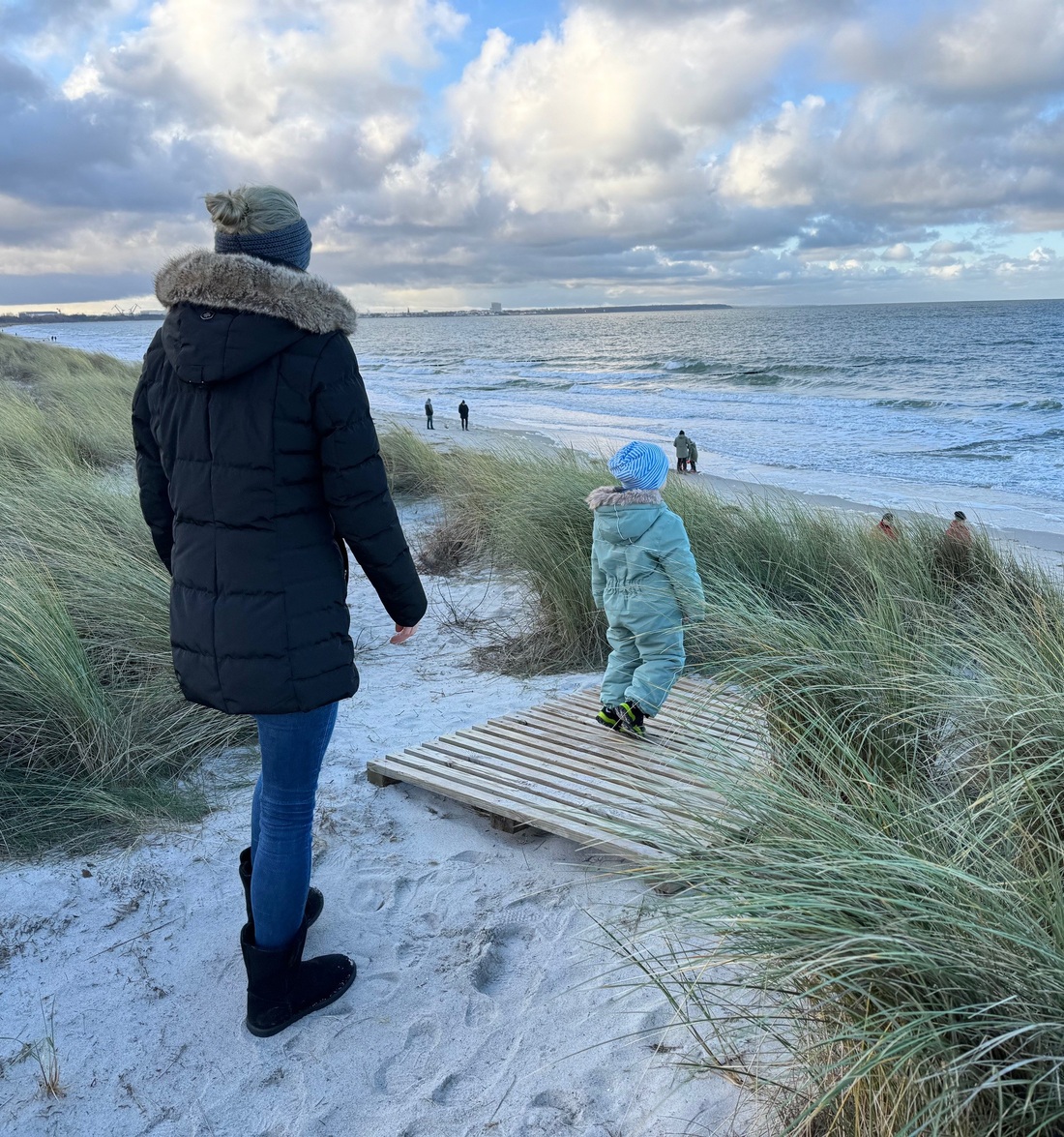 Winterlicher Strandspaziergang am Meer auf Rügen